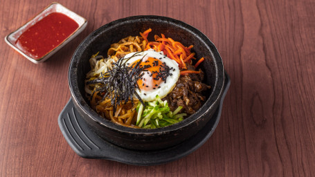 Bibimbap Con Ciotola Di Pietra Calda