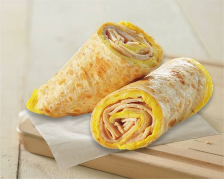 Le Mele Cieche Sono Predisposte Con Il Rotolo Del Pancake Dell'uovo Con Il Pollo Affumicato