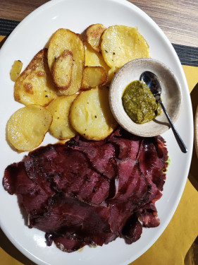 Carne Salada Al Mirtillo Blu E Patate Aromatizzate