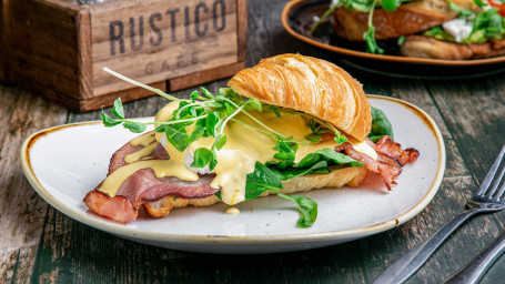 Kings Size Eggs Benedicto Croissant