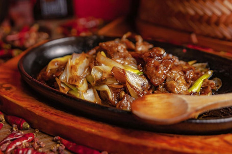 Sizzling Lamb Slices Tiě Bǎn Cōng Bào Yáng Ròu