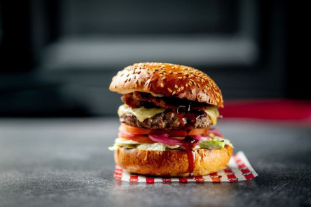 Hamburger Glassato Del Venerdì Con Patatine Fritte