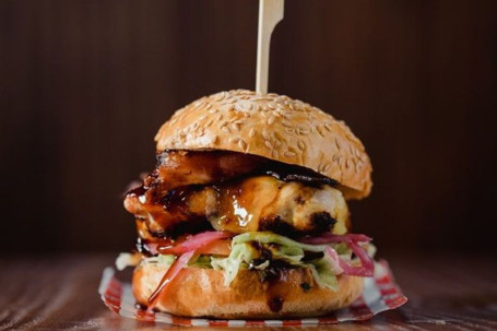 Hamburger Di Pollo Glassato Del Venerdì Con Patatine Fritte