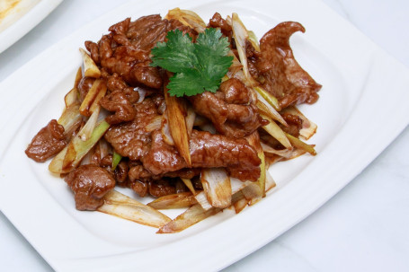 Jīng Cōng Bào Niú Ròu （Stir Fried Beef With Leek)