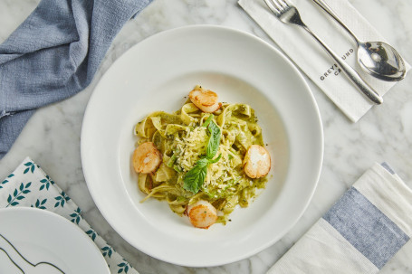 Fettuccine With Seared Scallops, Asparagus In Light Pesto Cream Sauce Dài Zi、 Lú Sǔn、 Xiāng Cǎo Kuān Miàn