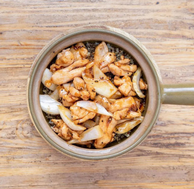 Hēi Jiāo Yáng Cōng Jī Liǔ Yē Huā Lí Mài Fàn Chicken With Black Pepper Onions On Cauliflower Quinoa