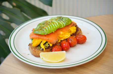 Yān Sān Wén Yú Niú Yóu Guǒ Chǎo Dàn Sān Wén Zhì Smoked Salmon Avocado Scrambled Eggs Tartine