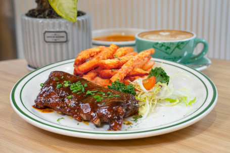 Shāo Kǎo Zhū Lē Gǔ Bàn Fān Shǔ Tiáo Jí Shā Lǜ Bàn Fèn Barbecue Ribs With Sweet Potato Fries And Salad (Half 200G)