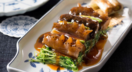 Dà Dōu Jīng Cōng Shāo Hǎi Cān Braised Sea Cucumber With Spring Onion