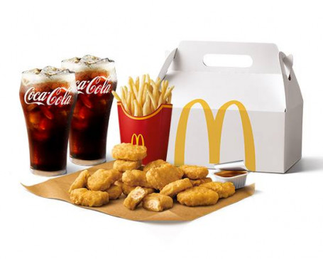 20 Pezzi Di Pollo Mcnuggets Che Condividono Il Pasto 20 Pezzi Di Pollo Mcnuggets Che Condividono Il Pasto