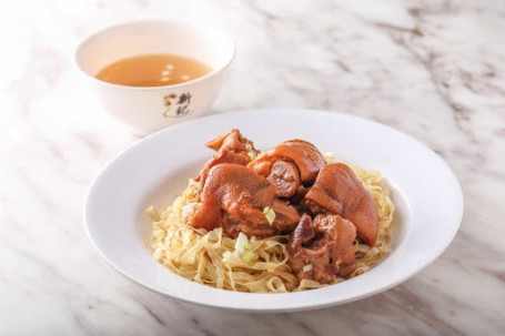 Nán Rǔ Zhū Shǒu Lāo Cū Miàn Braised Pork Knuckle With Fermented Red Beancurd Lo Mein