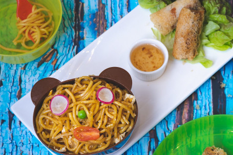 Hokkien Noodle With Spring Roll