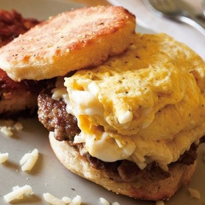 Pasto Di Muffin Con Uova, Formaggio E Salsiccia