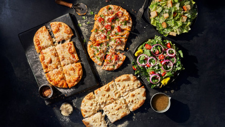 3 Festa Di Famiglia Con Pizza A Base Di Pane Piatto Con Rotoli Di Cannella E Vaniglia