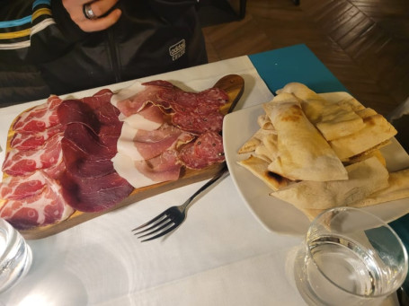 Tagliere Di Salumi Selezionati Con Focaccia Fatta In Casa