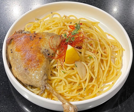 Yóu Fēng Yā Pí Xiāng Suàn Gǎn Lǎn Yóu Yì Dà Lì Miàn Duck Leg Confit With Aglio E Olio