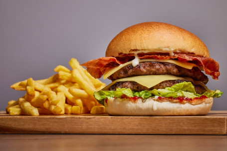 Le Patatine Fritte Dell'hamburger Di Manzo Della Casa