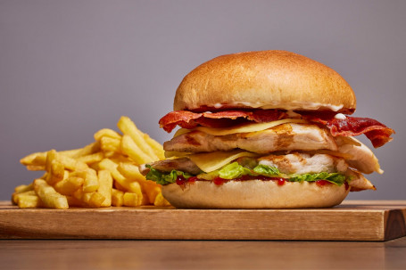 Le Patate Fritte Dell'hamburger Del Pollo Della Casa