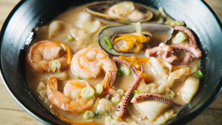 R8 Nagasaki Seafood Ramen