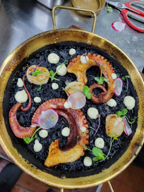 Sea Scallop Octopus Ink Paella (For2) Xiāng Jiān Dài Zi, Bā Zhǎo Yú Mò Yú Zhī Xī Bān Yá Dùn Fàn (For2)