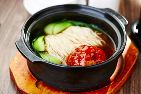 Shā Guō Shī Zi Tóu Miàn Braised Pork Balls With Brown Sauce Noodles In Casserole