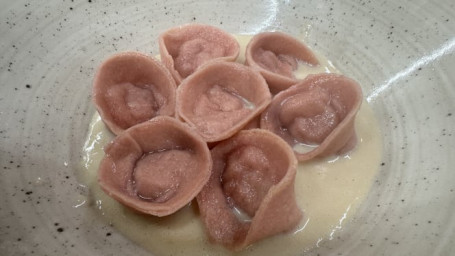 Ravioli Alla Barbabietola Ripieni Di Toma Bordigotta E Salsiccia Su Salsa Allo Scalogno