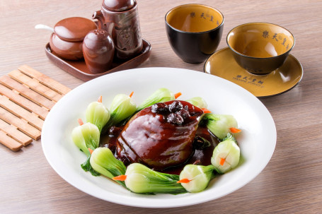 E7 Huà Méi Yuán Tí Pig's Trotter With Plum Sauce