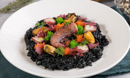 De Zhōng Hǎi Mò Yú Zhī Hǎi Xiān Yì Dà Lì Fàn Mediterranean Squid Ink Seafood Risotto