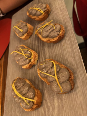 Crostini Toscani Con Paté Di Fegatini E Zest Di Arancia