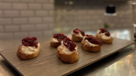 Crostini Con Baccalà Mantecato, Pomodorini Confit E Cipolla Caramellata