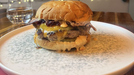 Hamburger 200Gr Di Manzo, Cheddar, Guanciale, Cipolle Rosse Caramellate Al Vino Rosso Secret Sauce Servito Con Patate Arrosto