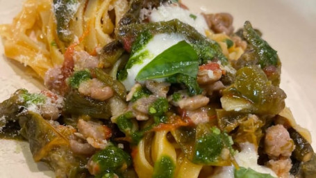 Fettuccella Salsiccia E Peperoncini Verdi Con Crema Di Basilico