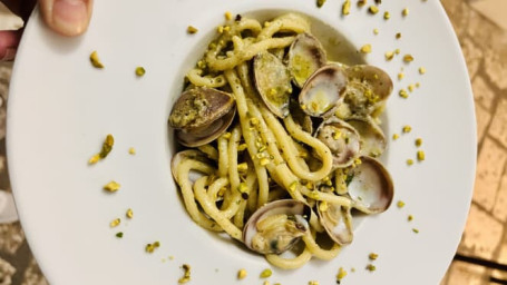 Spaghettone Fresco Con Pesto Di Pistacchio E Vongole