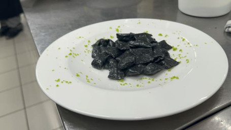 Pipe Trafilate Al Bronzo Al Nero Di Seppia Con Salmone Marinato E Limone