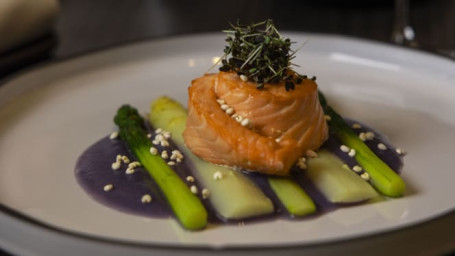 Salmone* Selvaggio D’alaska Scottato Al Timo Asparagi Arrostiti Vellutata Di Patate Viola Pop-Corn Di Miglio