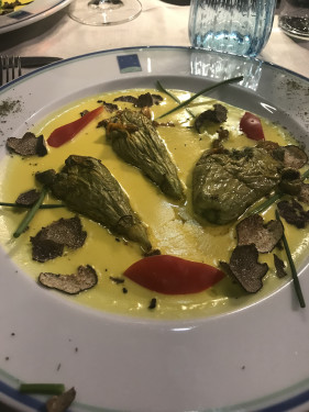 I Fiori Di Zucchino Ripieno Di Ricotta Ed Erbe Su Salsa Zafferano