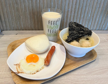 C3. Fú Zhōu Yú Wán Zǐ Cài Tāng Mǐ Fěn Pèi Yì Bāo C3. Rice Vermicelli With Seaweed And Fish Balls With Pork Filling With Taiwanese Burger