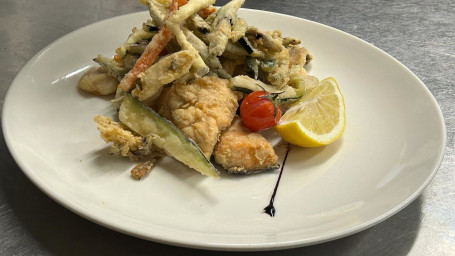 Fritto Misto Di Pesci Del Laghetto Con Verdure Pastellate Di Stagione