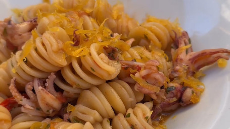 Fusillone “Verrigni” Con Calamaretti Pomodorini Del Piennolo E Bottarga