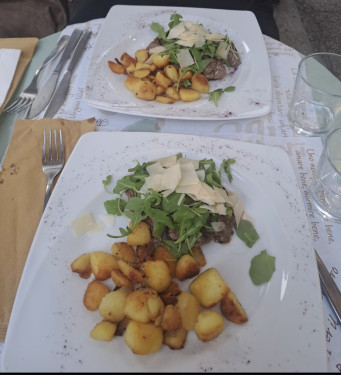 Tagliata Con Rucola E Scaglie Di Grana