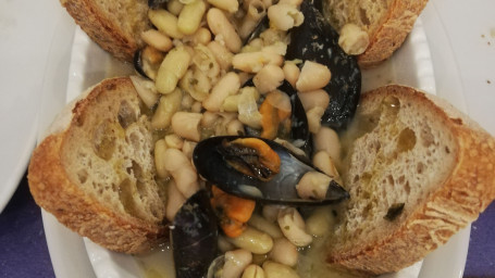 Occhi Di Lupo O Crostini Con Fagioli E Cozz