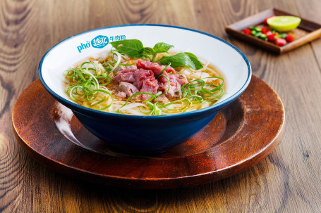 Yuè Běi Zhāo Pái Shǒu Qiè Niú Liǔ Tāng Fěn North Viet Signature Hand-Sliced Beef Tenderloin Pho