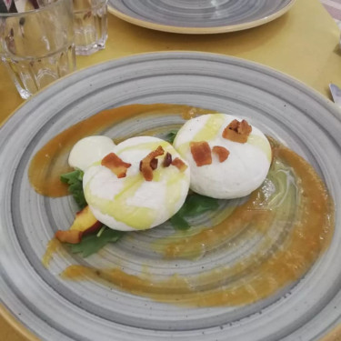 Tometta Dal Cuore Caldo Con Radicchio Brasato, Chips Di Spalla E Pere Martino Cotte Nel Vino