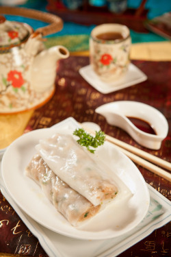 Shuǎng Huá Niú Ròu Cháng Fěn Rice Noodle Rolls Filled With Golden Mushroom And Beef