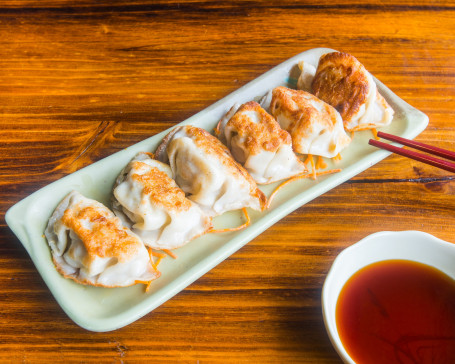 Gyoza (Pan Fried Dumpling) (6 Pieces)