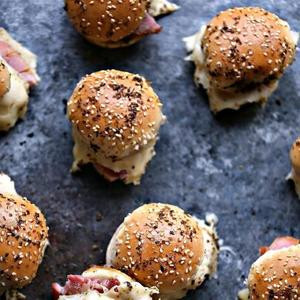 Slider Di Prosciutto E Formaggio