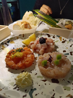 3 Tartare Cruditè Di Gambero, Scampo E Ostrica Con Frutta Fresca, Crostini Caldi E Burro Agli Agrumi