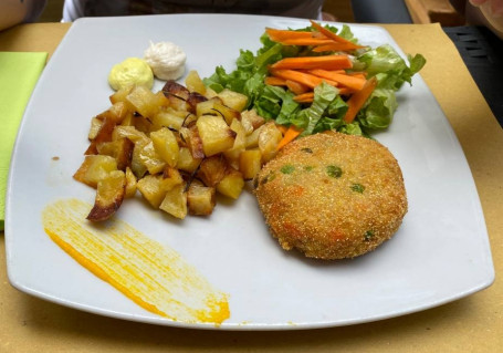 Burger Aromatico Di Soia, Spinaci E Porri Con Contorno Del Giorno