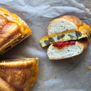 Panino Con Salsiccia, Cheddar E Uova Per La Colazione