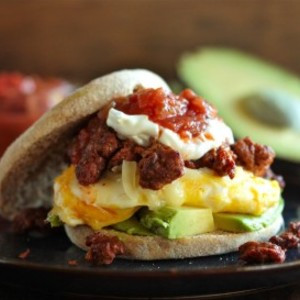 Panino Per La Colazione Con Uova, Chorizo Piccante E Monterey Jack